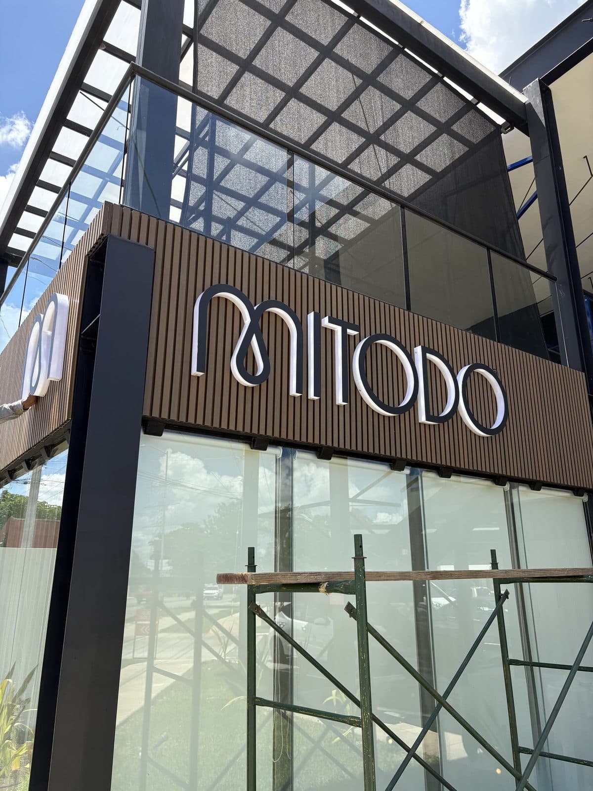 Letrero 3D acrílico Mitodo — día — Letreros 3D y tipo block