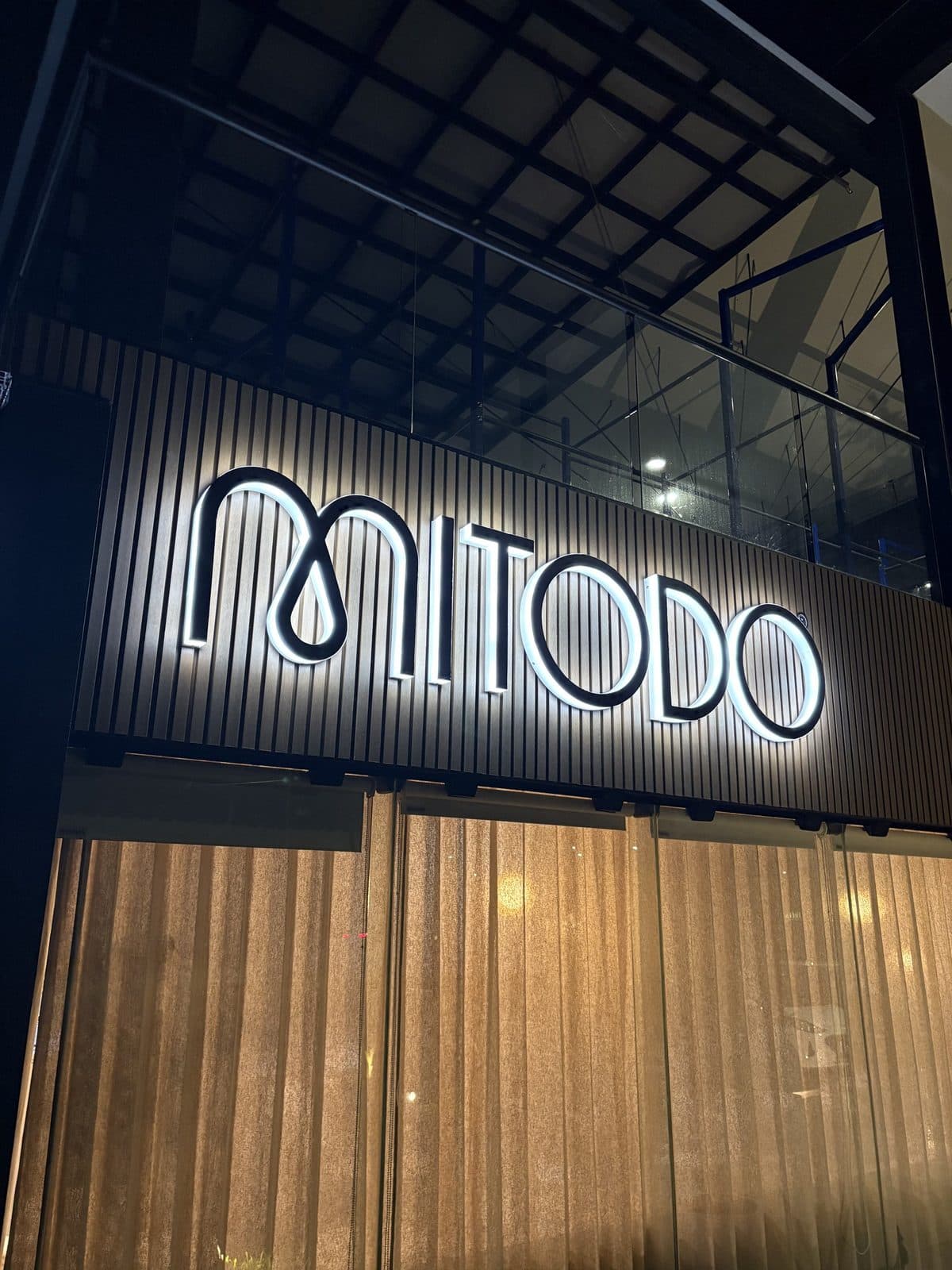 Letrero 3D acrílico Mitodo — noche