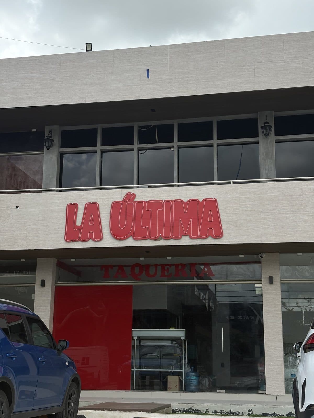 Neón en fachada — La Última