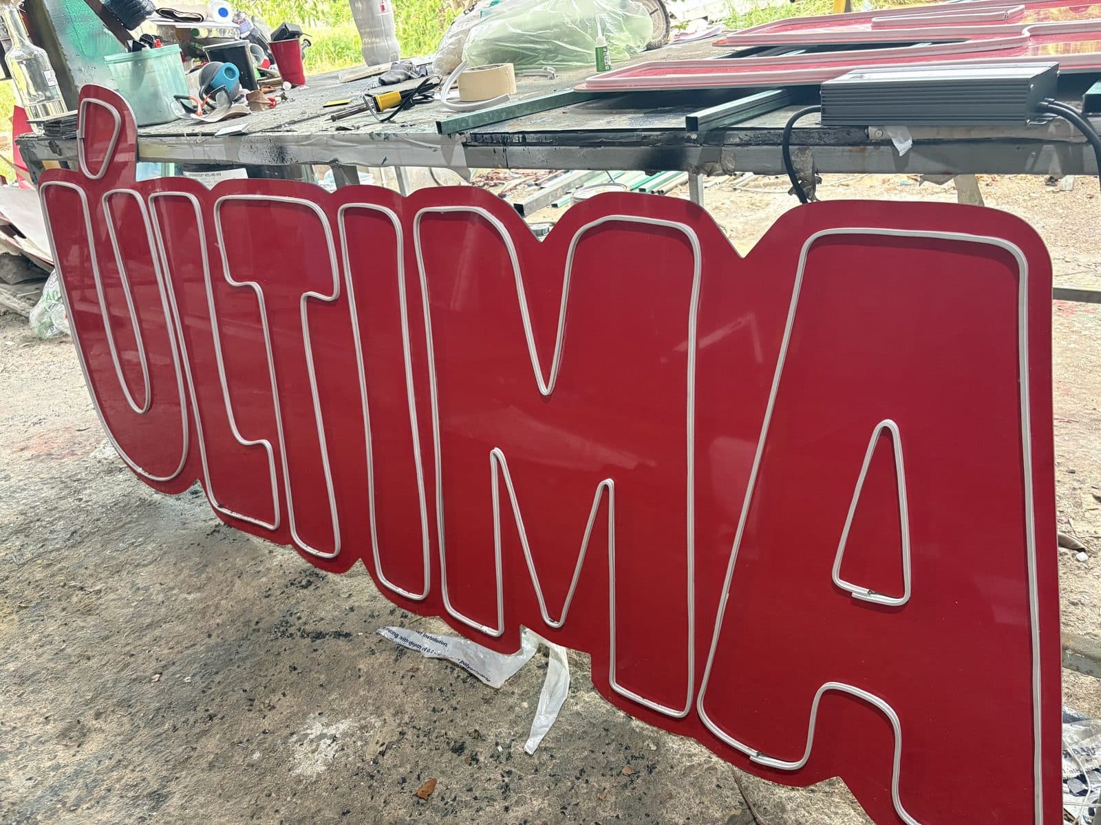 Letras en neonflex La Última