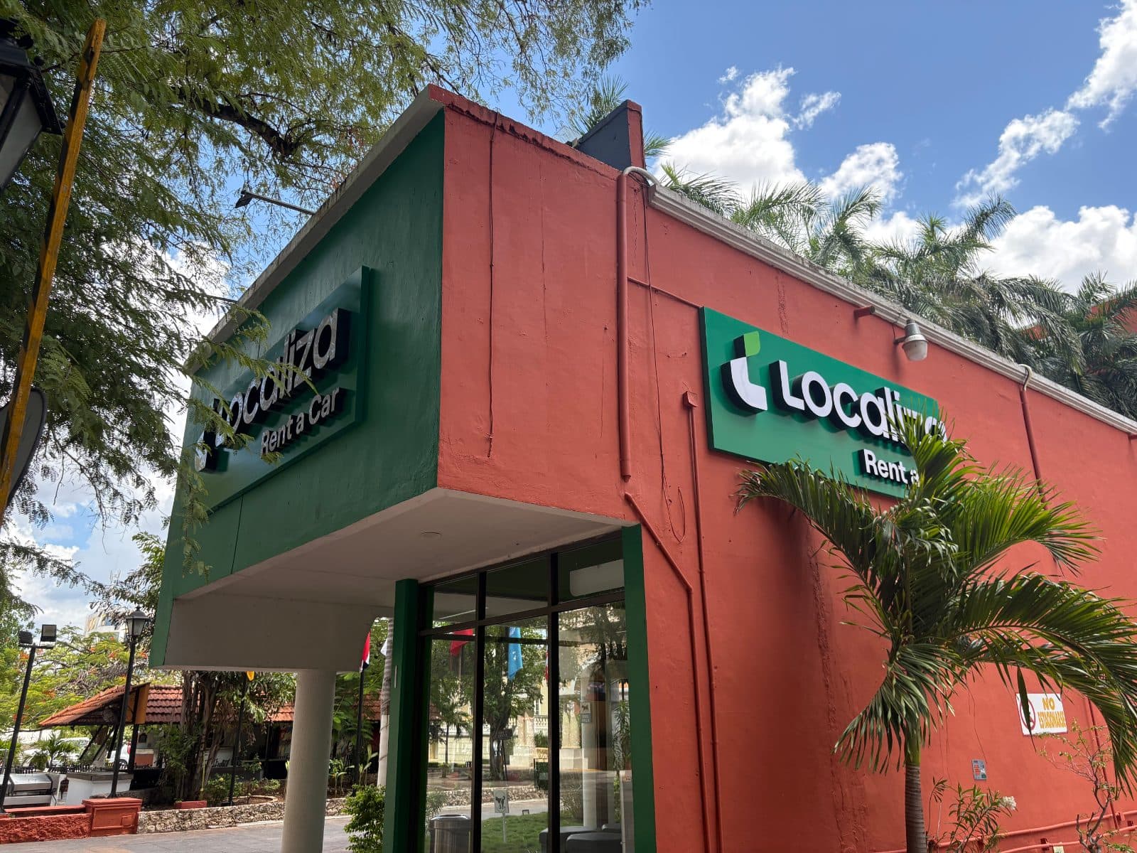 Letreros 3D con Bastidor en Panel de Aluminio - Localiza Holiday Mérida — Fachadas y gasolineras (ACM)