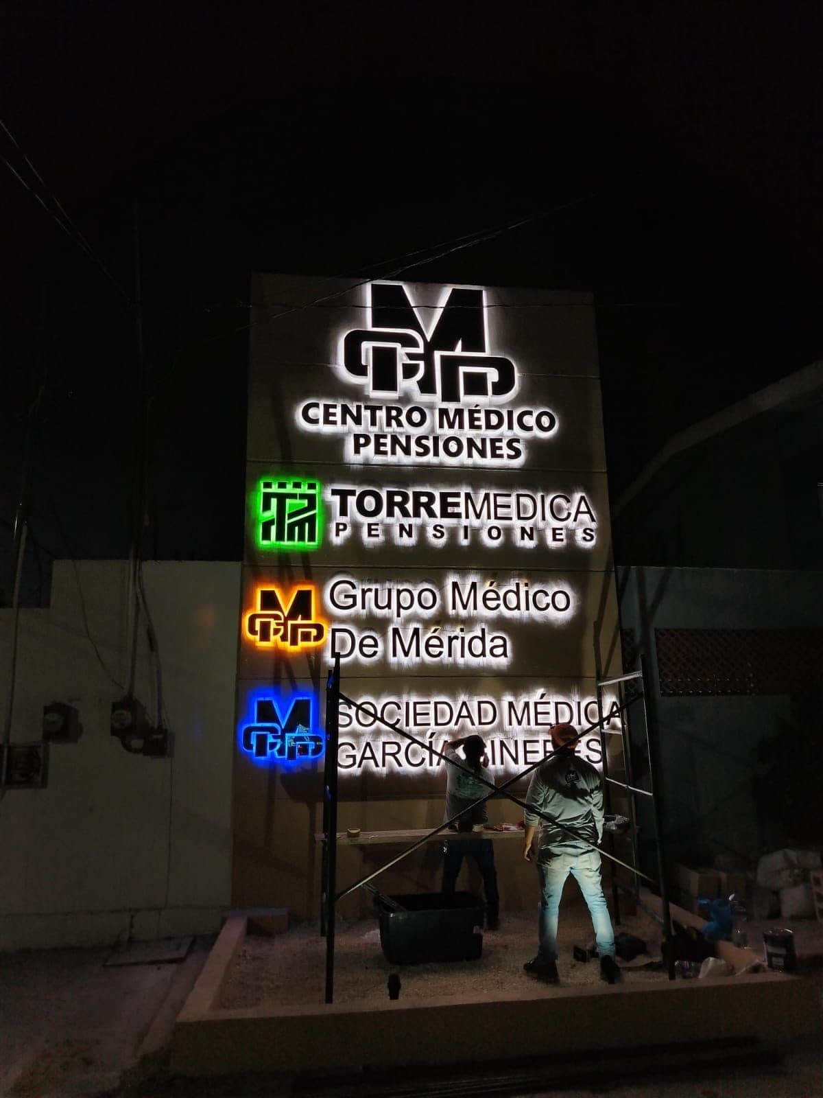 Letras 3D acero - Centro Médico Pensiones — Letreros 3D y tipo block