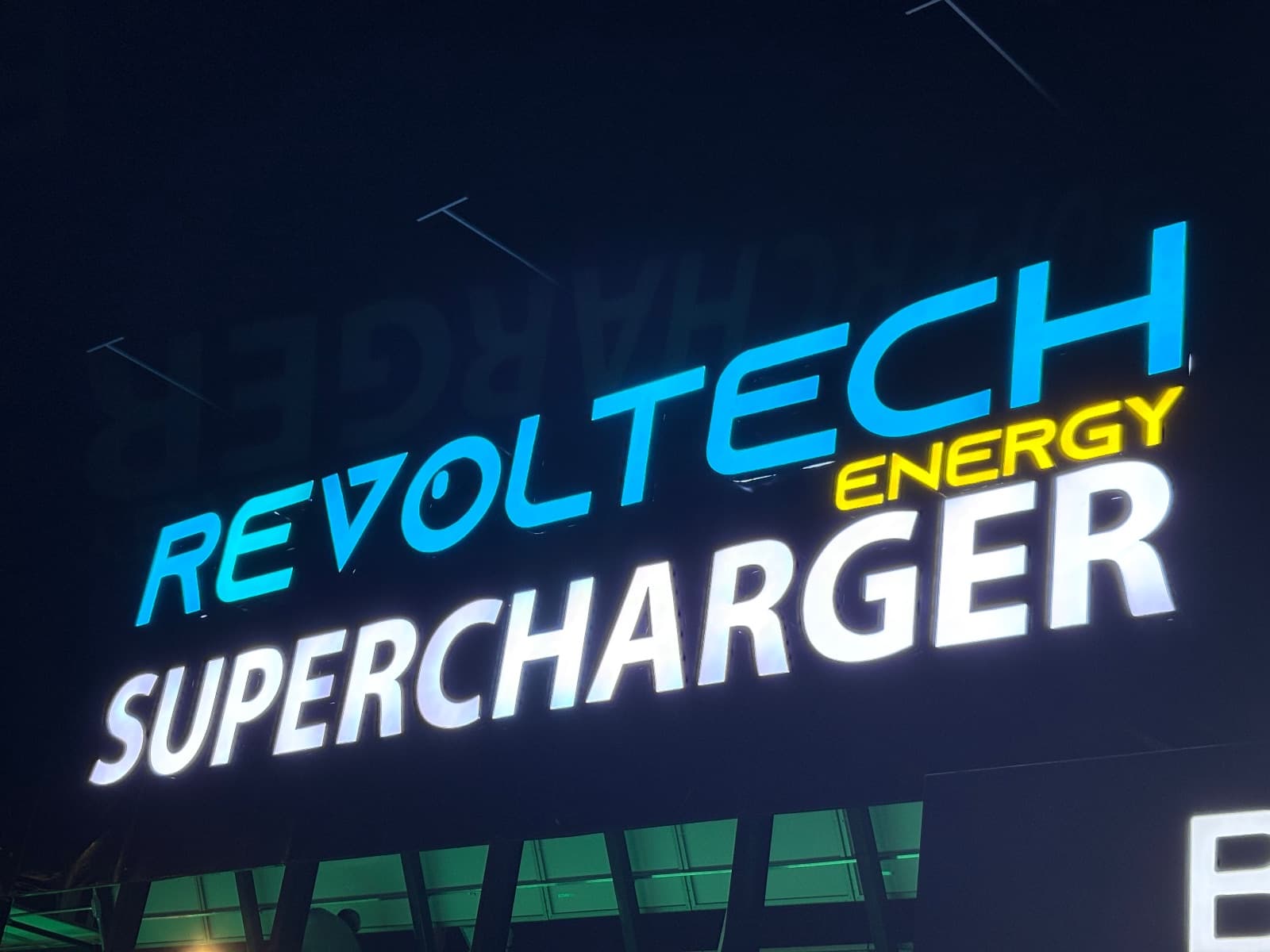 Letras 3D luminosas - Revoltech Energy — Letreros 3D y tipo block