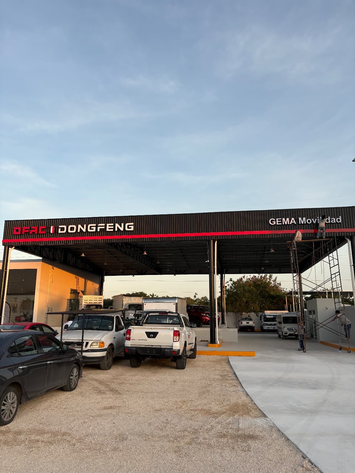 Letras 3D Dongfeng - de día — Letreros 3D y tipo block