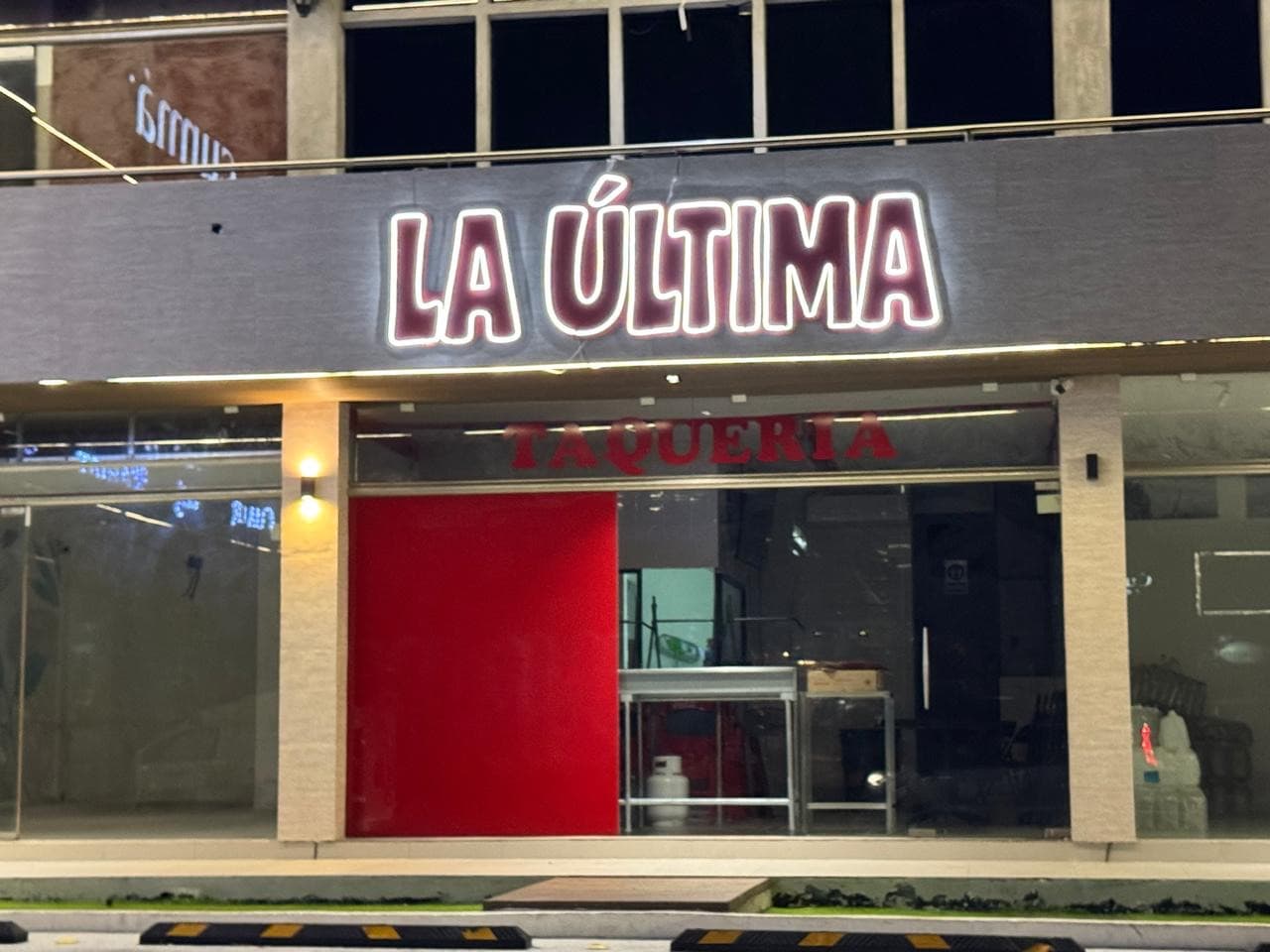 Neonflex La Última - de noche — Letreros en Neonflex